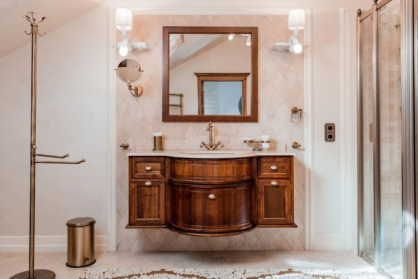 Badkamer met houten wastafelmeubel, spiegel en warme materialen